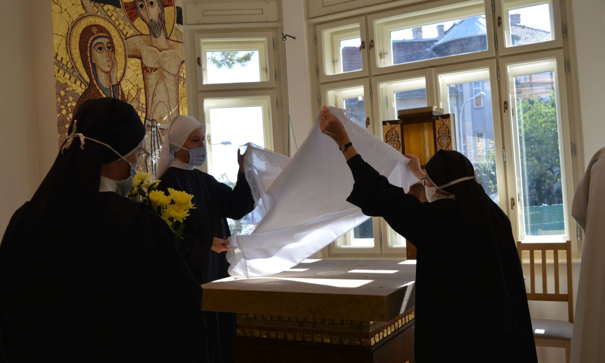 Položení liturgických rouch na oltář